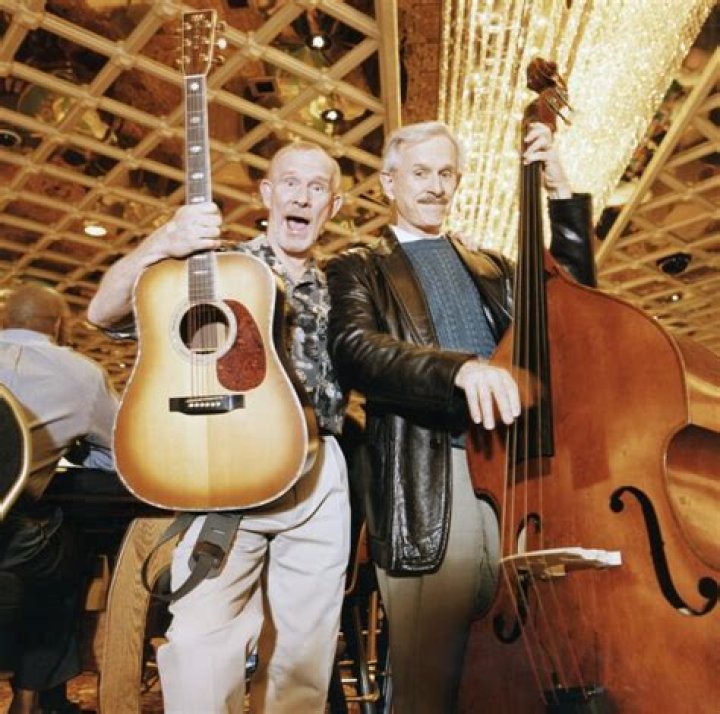 Are the smothers brothers still alive 2021?