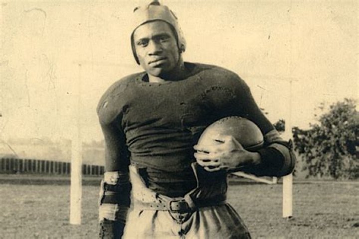Did paul robeson play in the nfl?