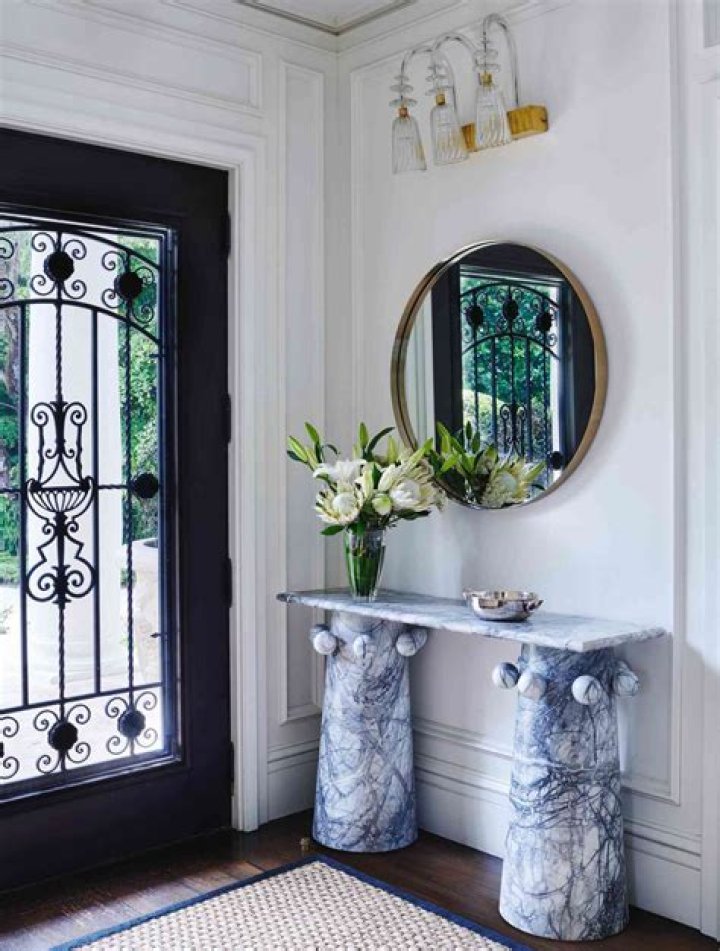 How to decorate small entryways?