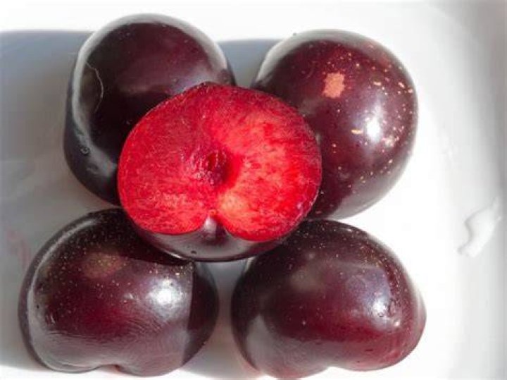 Should a plum be red inside?