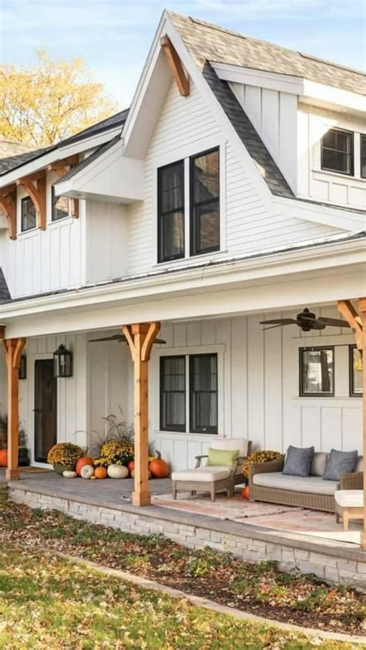 What is farmhouse style house?