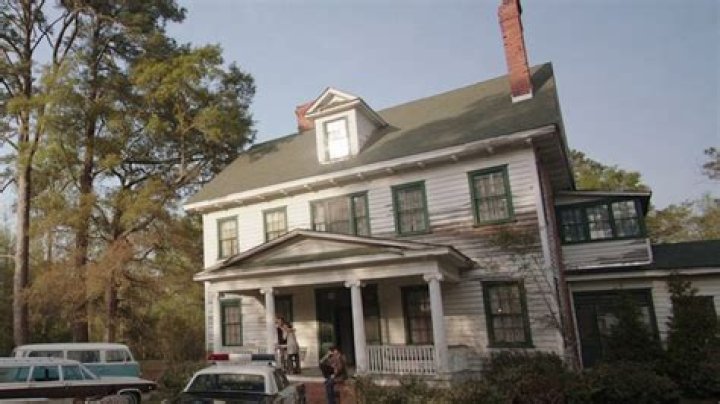 Where is the house in house sitter?