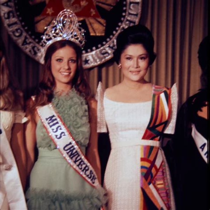 Why amparo munoz resign as miss universe?